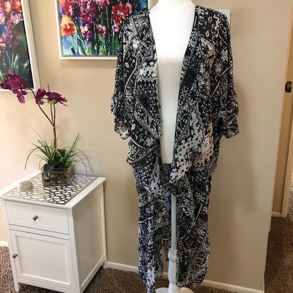 Ecote Other - ECOTE Coverup/vest Black & white $DONATING SOON$